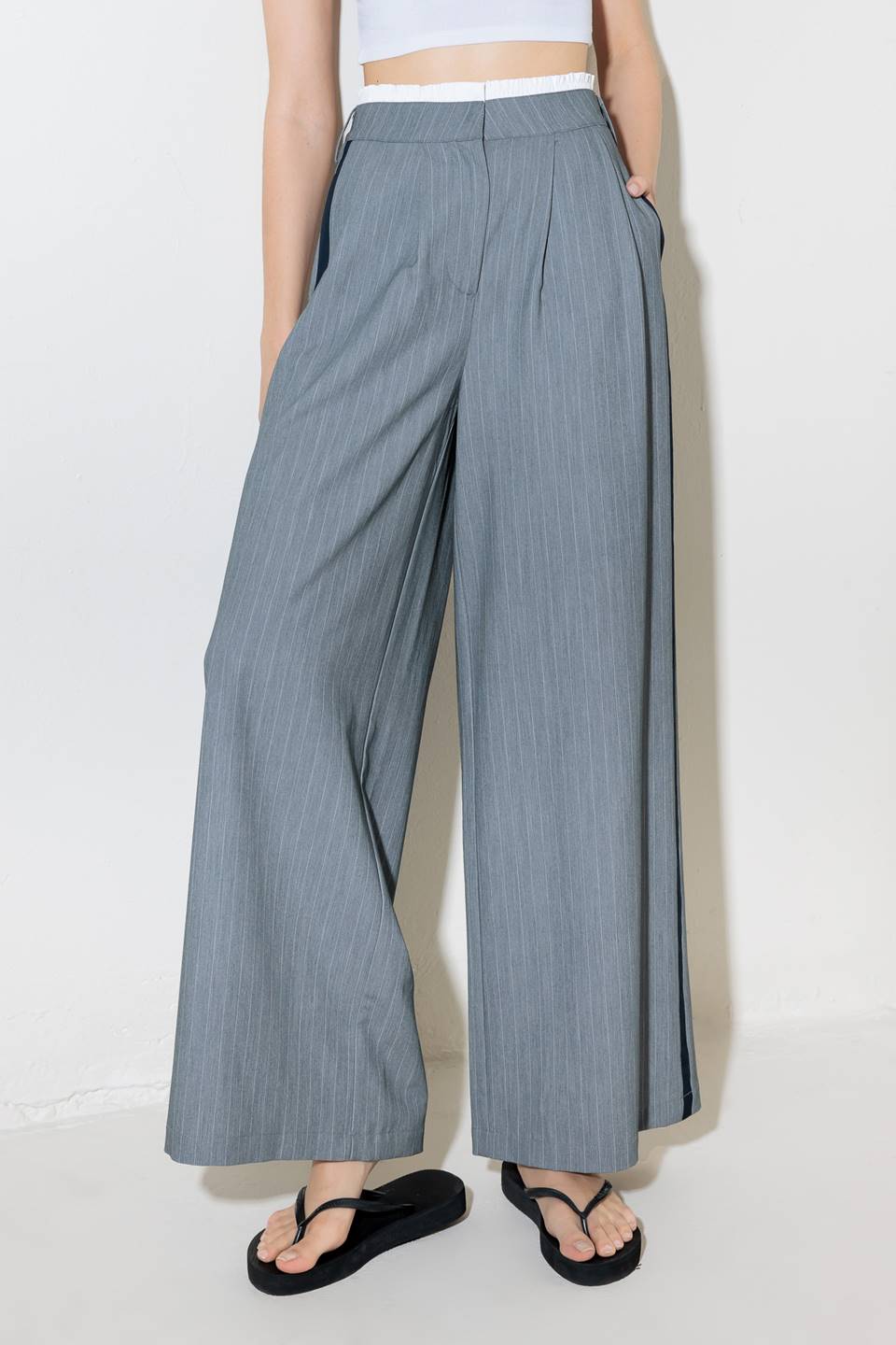 SMILE BRIGHT IN GREY WOVEN PANTS