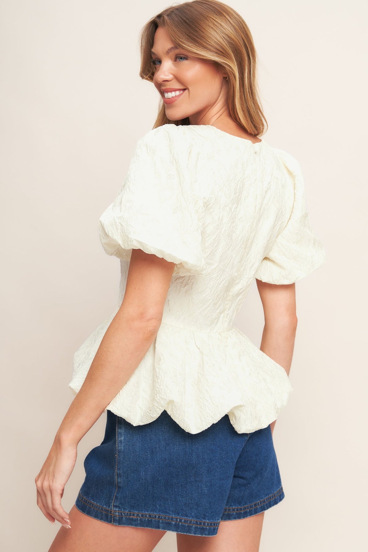 VANILLA SCALLOP WOVEN TOP