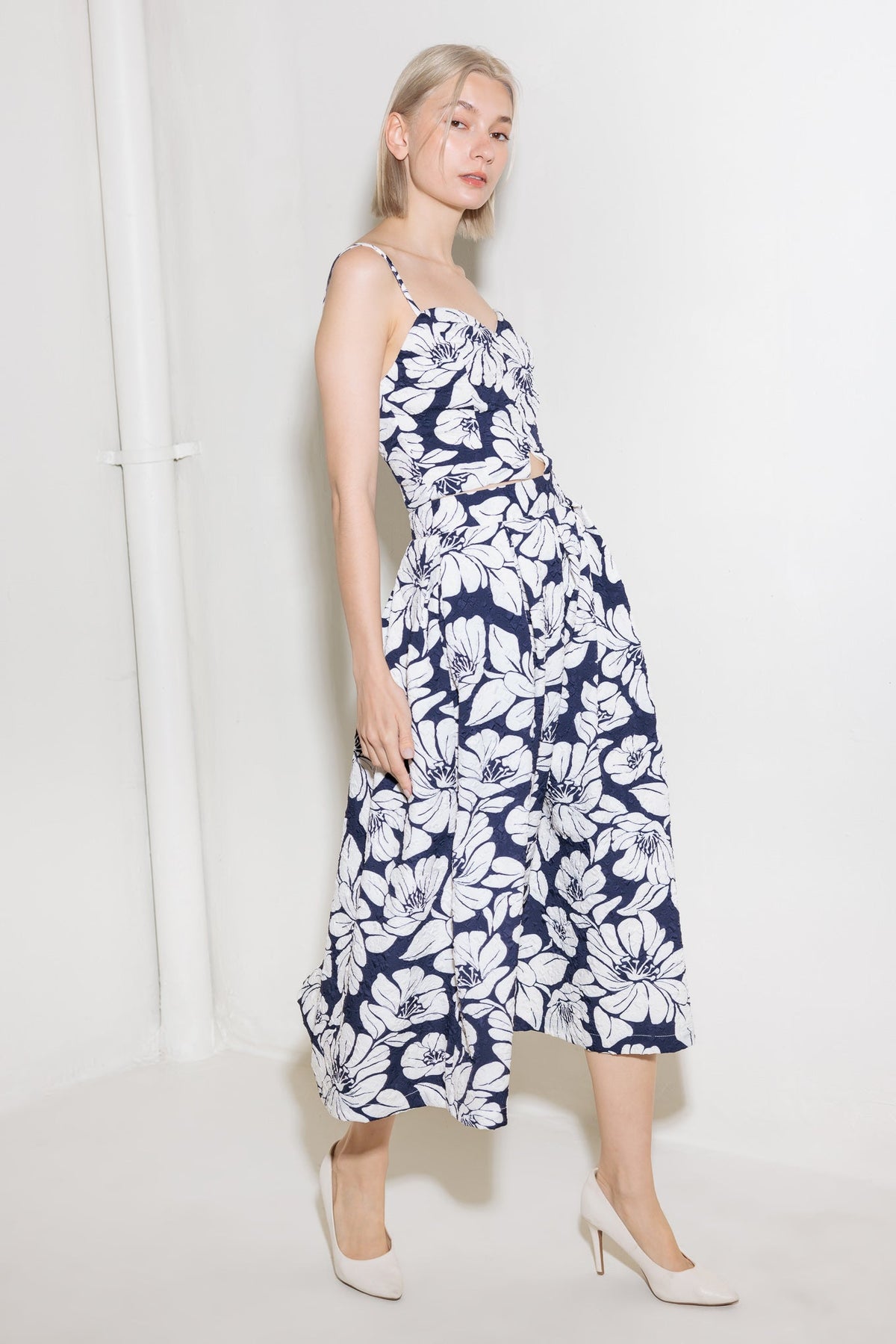 PLAIN OPTIMISM NAVY WOVEN CROP TOP